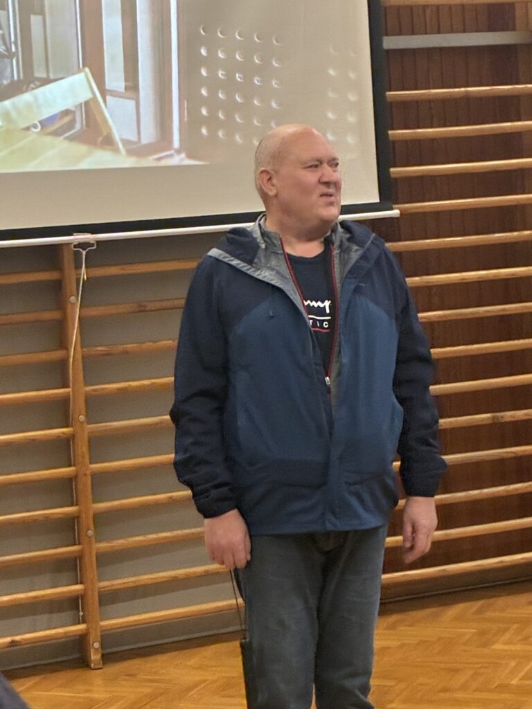Slika prikazuje člana Mirana Nimca med predstavitvijo.