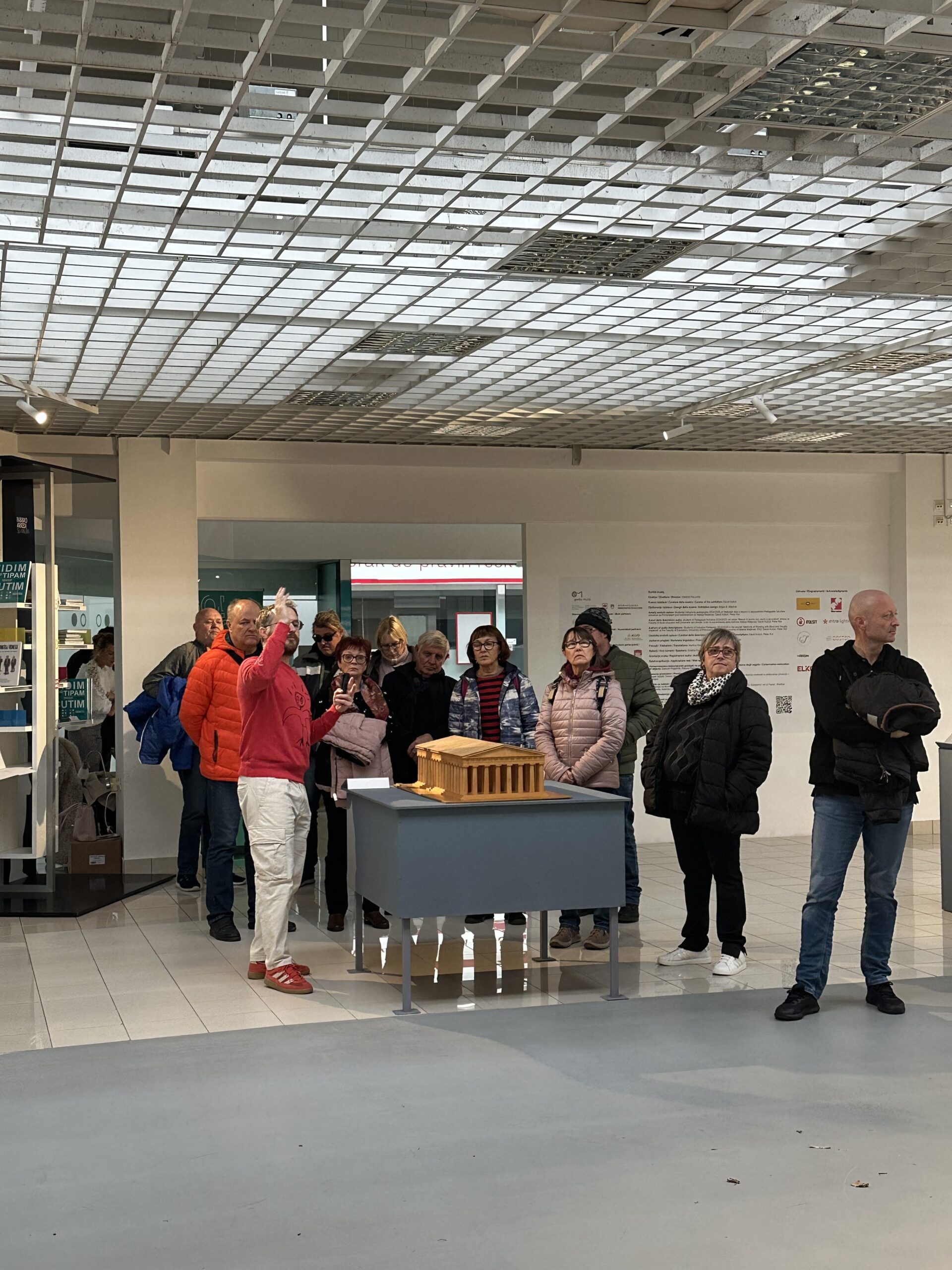Slika prikazuje skupino članov MDSS LJ med ogledom taktilne galerije.