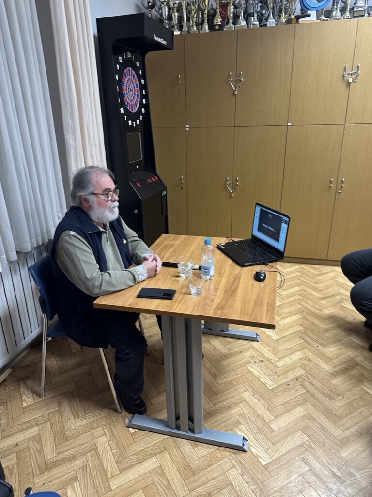 Slika prikazuje gospoda Braneta Buta med predavanjem.