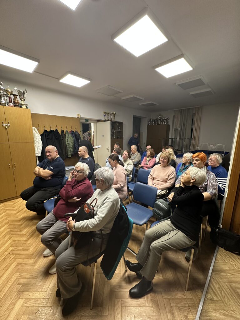 Slika prikazuje polno sejno sobo - poslušalce, naših članov in njihovih spremljevalcev.