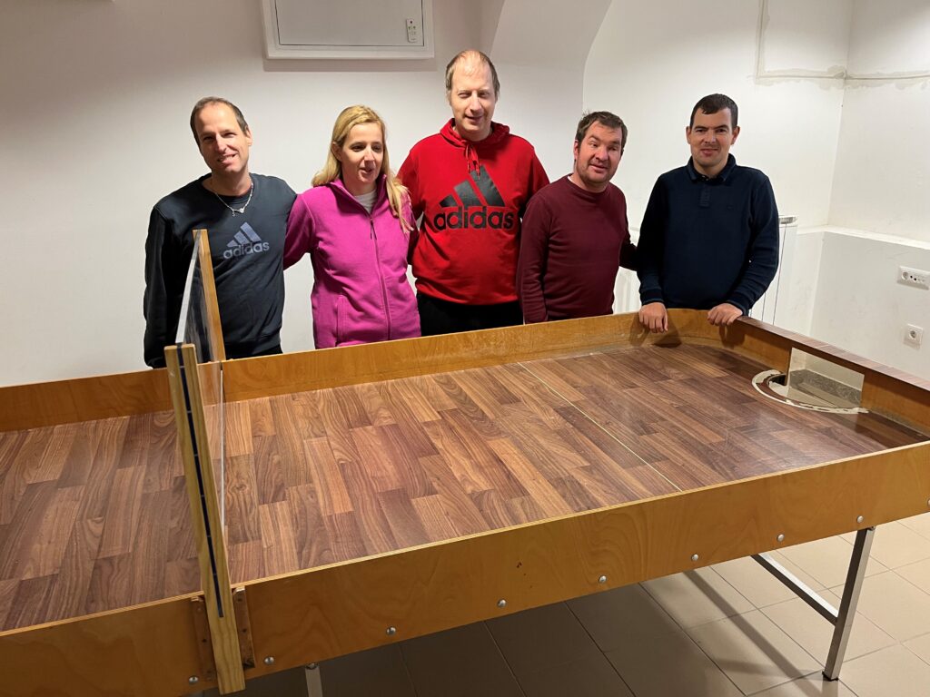 Pred showdown mizo na Okroglem stojijo: Simon Podobnikar, Anja Detiček, Denis Detiček, Matija Bregar, in Darjan Jermol.
