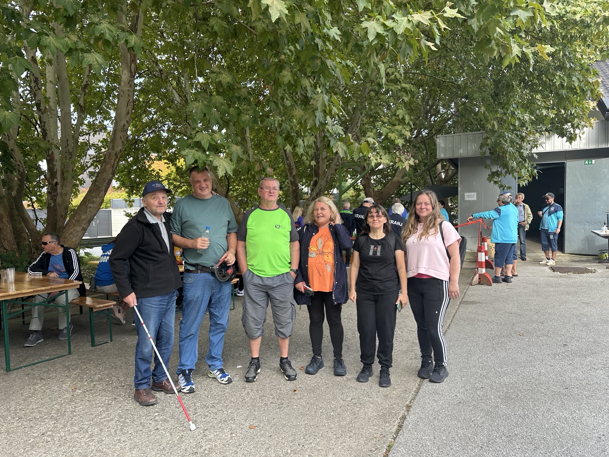 Slika prikazuje ekipo MDSS Ljubljana, ki se je udeležila državnega prvenstva v vrtnem kegljanju.