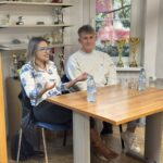 Slika prikazuje Sanjo Brezočnik in Matica Meška, voditelja Radia 1 in Radia 1 80ta