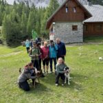 Skupinska slika članov in spremljevalcev MDSS iz pohodba na Zelenico. Slikani so pred kočo na zelenici, ko so uspešno prispeli na cilj.