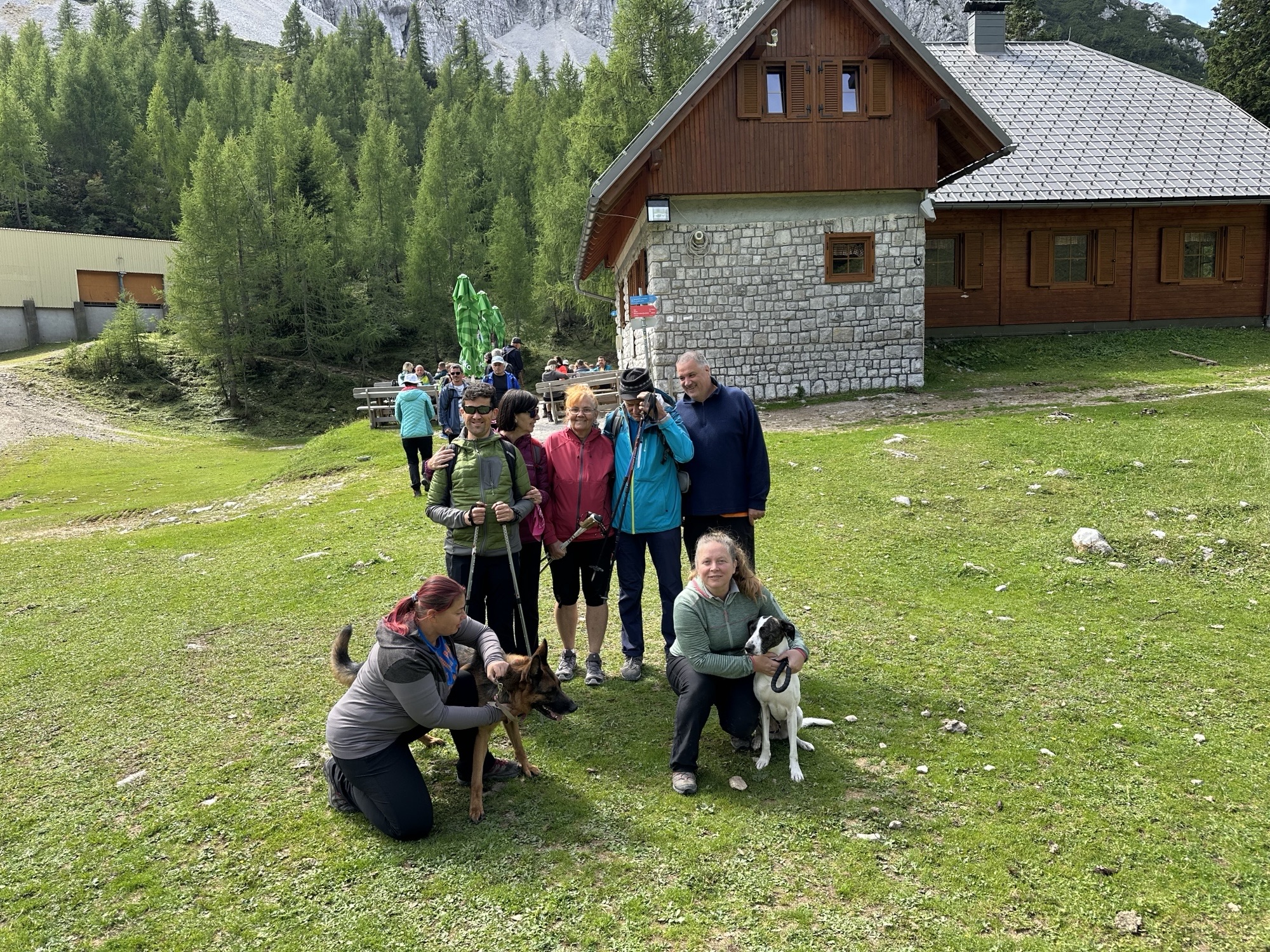 Skupinska slika članov in spremljevalcev MDSS iz pohodba na Zelenico. Slikani so pred kočo na zelenici, ko so uspešno prispeli na cilj.
